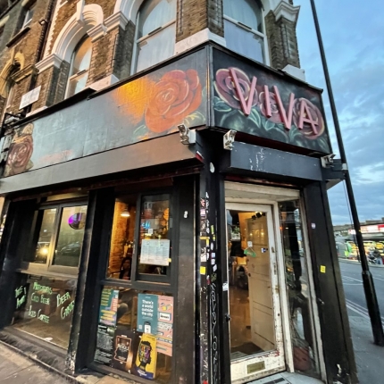 The worst waitress in London | Viva Dalston