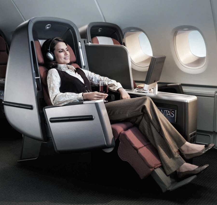 К чему снится лететь в самолете женщине. Qantas a380 Business class. Пассажир в бизнес классе недоволен. Связанный пассажир бизнес класса. Стрижка Business class.