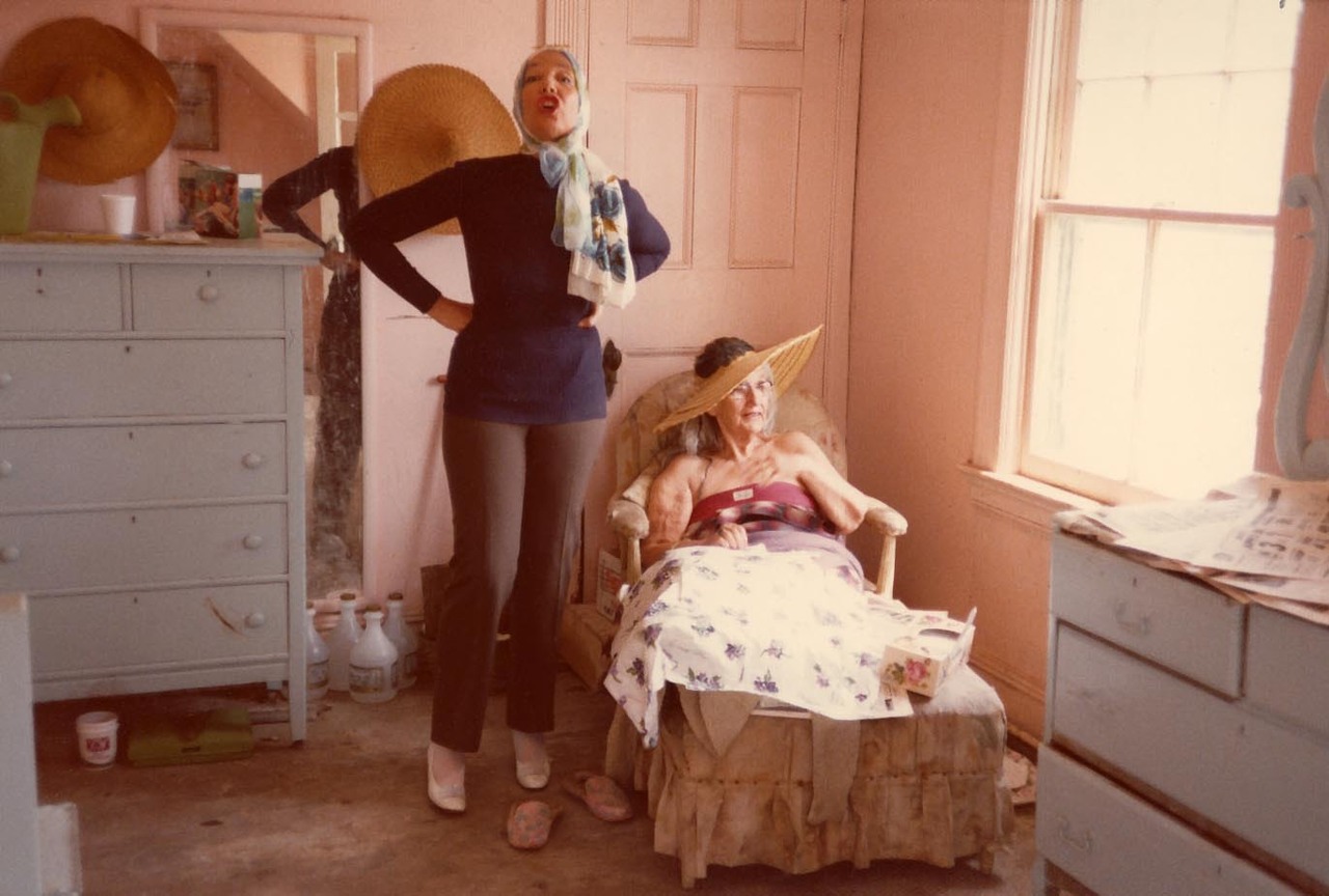 Big Edith and Little Edie in Grey Gardens during filming
